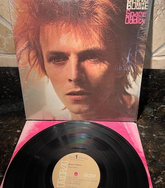 David-Bowie-Vinylcover „Space Oddity“ mit aufgelegter Schallplatte